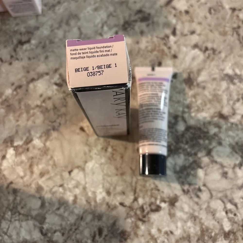 Mary Kay TimeWise Matte-Wear Liquid Foundation 1 oz‎ Beige 1-030757 Combo/Oily